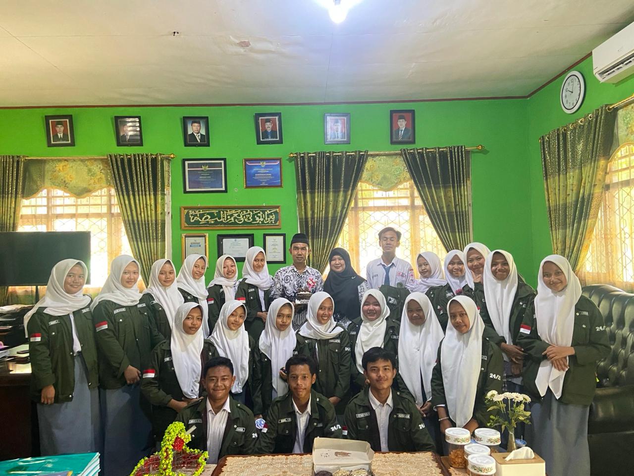 Siswa memberikan bantuan saat bakti sosial