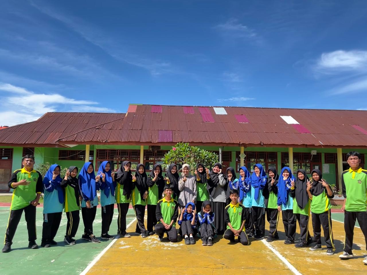 Peserta LDKS sedang melakukan kegiatan outdoor