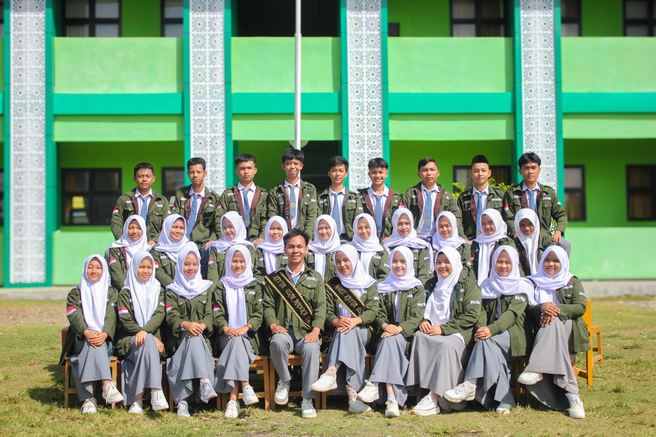Foto seluruh pengurus OSIS MAN Kaur 2024/2025
